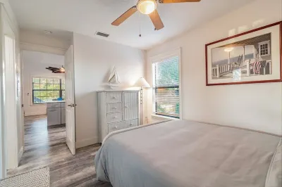 BOARDWALK BUNGALOW - JOHNS PASS & BEACH JUST STEPS AWAY Hotels near Madeira Beach