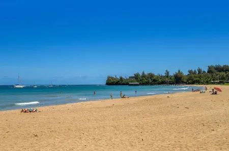 Beautiful! Light & Airy Top Floor Condo! 3 Bed, 3 Bath + Lanai. Pool and Jacuzzi