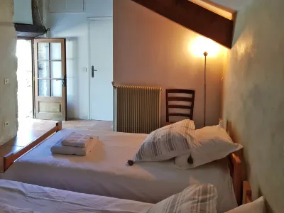 Farmhouse in Saint-Cernin with Pool & Views Hotel di 