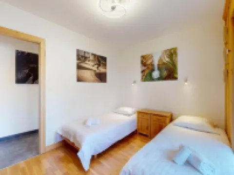 Centrally-located apartment for 6