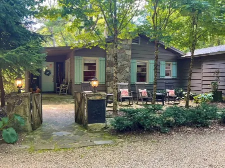 Beautiful Highlands cabin! 8 min to town-Pet friendly-lots of outdoor space Отели рядом с достопримечательностью «Трейлхед фор Йеллоу Маунтин Трейл»