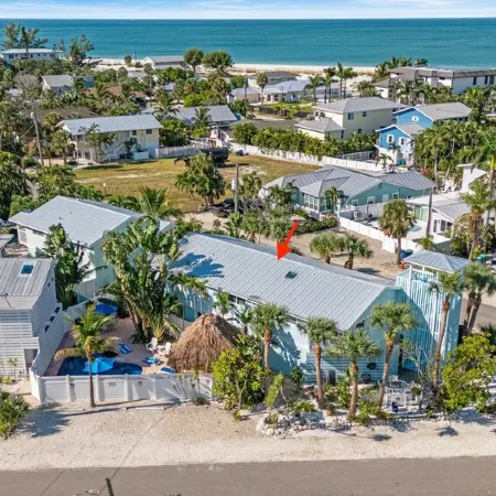 BEST LOCATION! NORTH END OF ANNA MARIA, FL STEPS TO BEACH & DINING -  LOWER UNIT