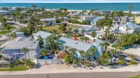 BEST LOCATION! NORTH END OF ANNA MARIA, FL STEPS TO BEACH & DINING -  LOWER UNIT