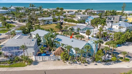 BEST LOCATION! NORTH END OF ANNA MARIA, FL STEPS TO BEACH & DINING -  LOWER UNIT