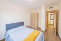 3 Bed Apartment Sleeps 6 - Free Parking & Balcony - 2-Star