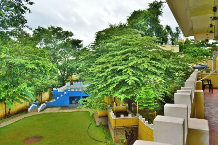 Hill Fort Hotel and Resorts Yelagiri Hills Отели рядом с достопримечательностью «Kalandara Darga»