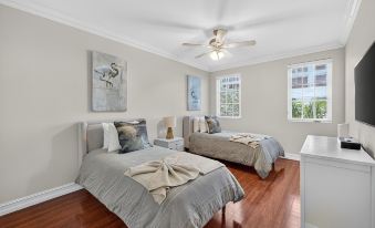 Daisy Townhouse  Steps from The Beach