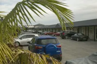 Captain Cook Motor Lodge - Motels