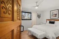 Gorgeous Modern Zen Retreat Home - 4Br with Hot Tub, Close Hiking Trails