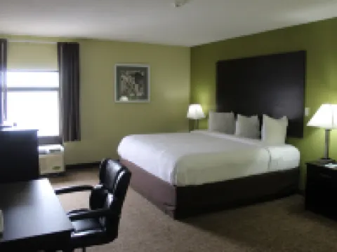 Quality Inn & Suites University Area Hotels in Muncie