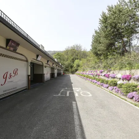 Jecheon J&B Motel Отели рядом с достопримечательностью «Городская библиотека Чечхона»