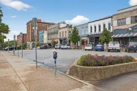 Stylish Downtown Unit With Historic Charm 2 Bedroom Apts