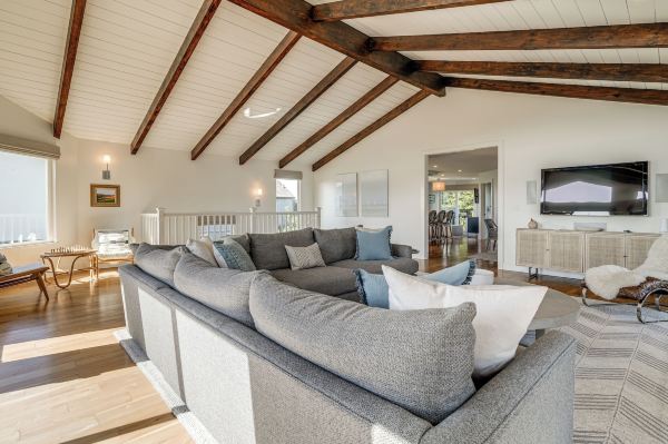 Steps to Ocean: Luxe Family Home in Half Moon Bay!
