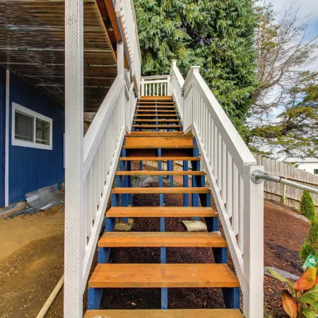 1 Mi to Dtwn Coos Bay: Sleek Apt w/ Deck & Views!