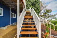 1 Mi to Dtwn Coos Bay: Sleek Apt w/ Deck & Views! - 3-Star