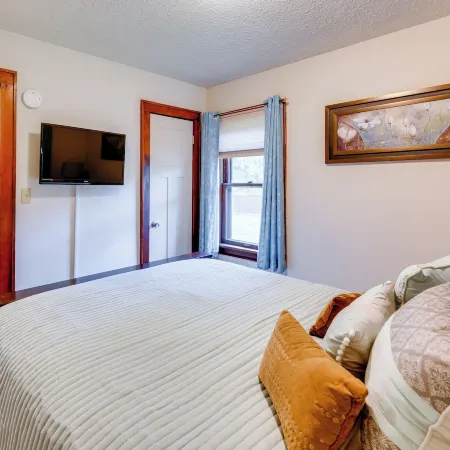 1 Mi to Akron Zoo: Ranch-style Home w/ Yard!
