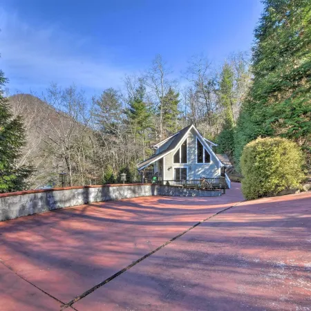 Spacious Lake Santeetlah Cottage w/ Lake Views!