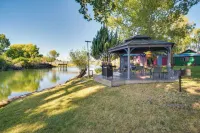 Riverfront Resort Cabin ~ 21 Mi to Crater Lake!