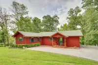 Flippin Home w/ Fire Pit: Walk to White River! - WiFi