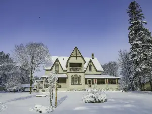 The Saucy Willow Inn and Cottages