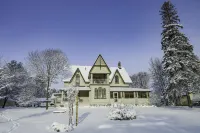 The Saucy Willow Inn and Cottages Hotels in Fenelon Falls