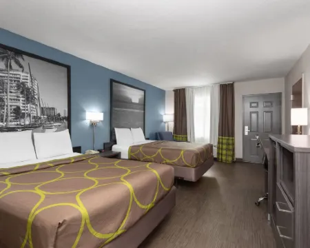Super 8 by Wyndham Dania/Fort Lauderdale Arpt デイニアのホテル