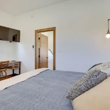 Hot Tub & Views: Modern Home 15 Mi to Zion NP