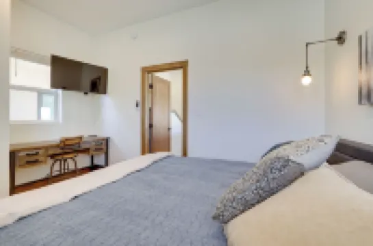 Hot Tub & Views: Modern Home 15 Mi to Zion NP