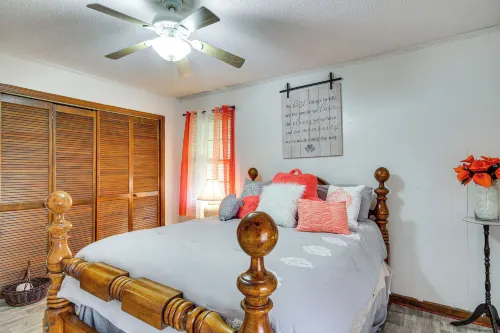 Quiet & Cozy Rembert Home ~ 9 Mi to Air Force Base - Homestays