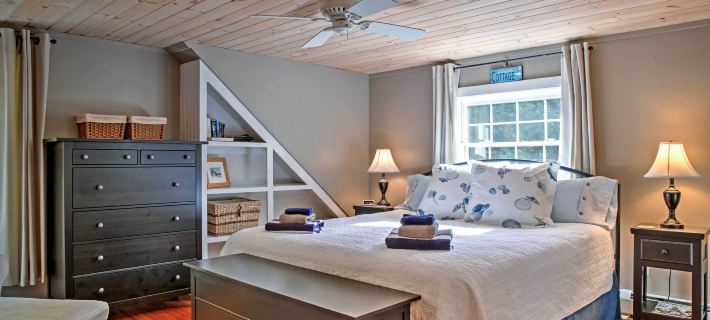 Beautiful Sandy Point Getaway w/ Wraparound Deck! Hotels in Waldo County