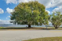 Lake Jackson Retreat w/ Lanai & Large Yard! - Wifi