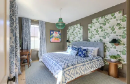 THE DELPHINE Luxury Downtown Charleston Villa, 1 Block to King + Private Pool