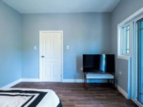 Modern Home 10minstobeach, Private Cliff, AC Wifi Hotels in West End