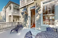 Luxury Cottage With Pools & Multiple Decks, 1/2 Block to Beach - 3-Star