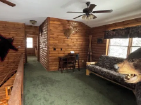 3 Bedroom, 2 Bath Secluded Old Forge Log Cabin Hotels in Webb