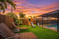 Private Pool Oasis • Sleeps 10 • Near Fll