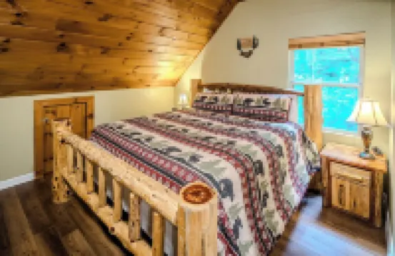Amazing Cabin w/Firepit, Gametable, Hot Tub, Wifi, Cable