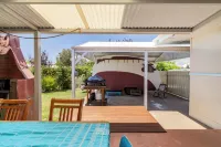Albert Road Cottage: Comfy, vintage home near water & town - breakfast
