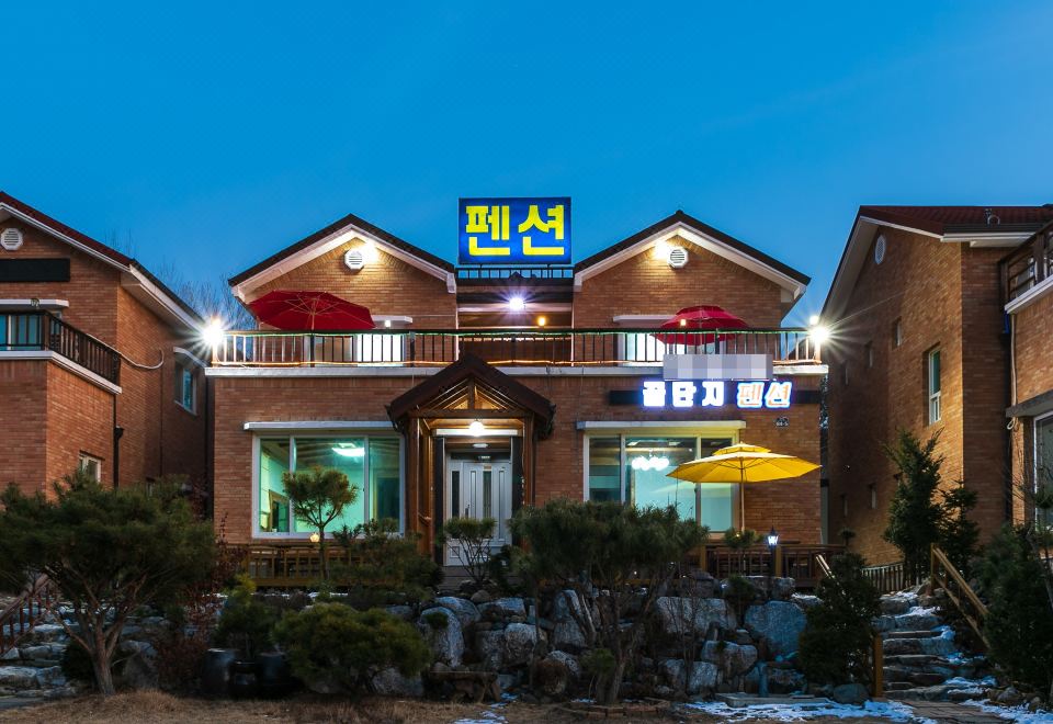 청송 꿀단지펜션 외관 및 주변 전경