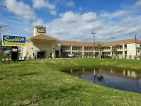 Scottish Inns & Suites Bay City, TX - 주차장