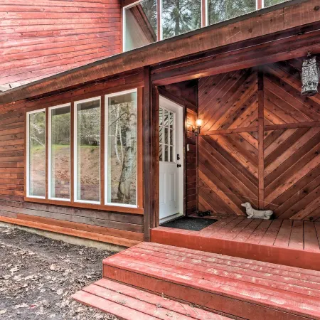 Spacious Sun-up Bay Cabin, 20 Min to Downtown Cda!