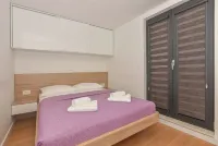 Makarska Touristik Apartments - parking