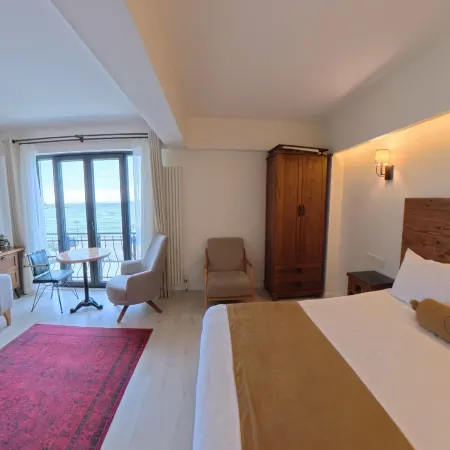 8 Rooms Hotel