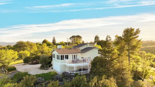 Stunning Escape Hot Tub, Panoramic View, Prime Location Hilltop by Avantstay - Country Houses