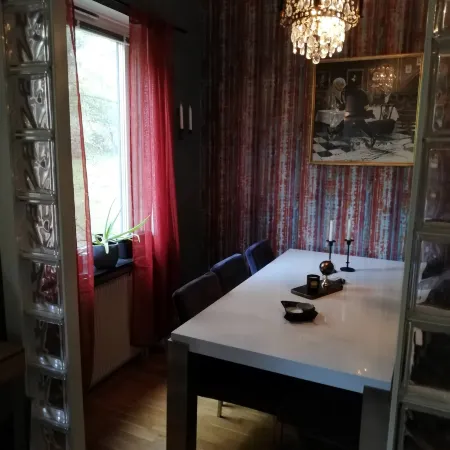 Room in apartment within walking distance to Avenyn etc Отели рядом с достопримечательностью «Универсум»