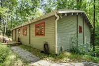 Pet-Friendly Otto Mountain Cabin w/ Fireplace! - Hot Tub