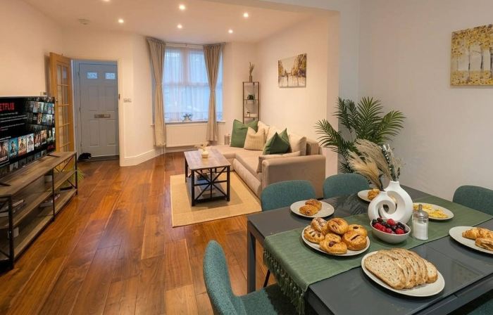 Luxury 3BR Home 20 Mins to London Garden Wi-Fi