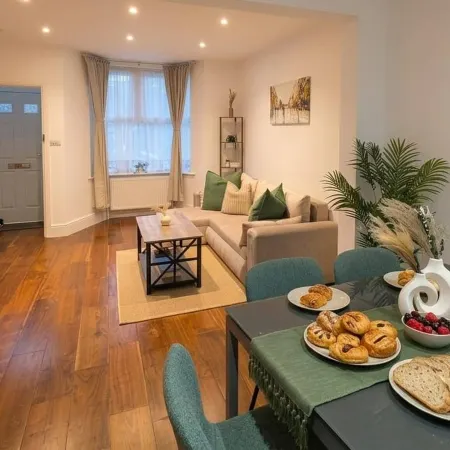 Luxury 3BR Home 20 Mins to London Garden Wi-Fi Hotel di Gravesend