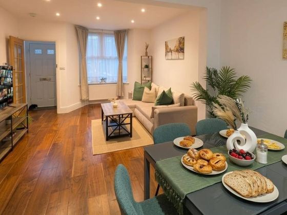 Luxury 3BR Home 20 Mins to London Garden Wi-Fi