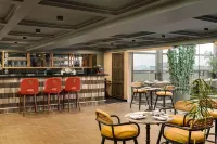 Ramada Encore by Wyndham Chandigarh Zirakpur - bar